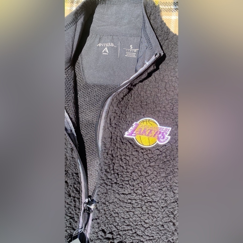 NWT LA Lakers X Antigua Lightweight Black Sherpa Zip Front Vest with Pockets - Picture 4 of 7
